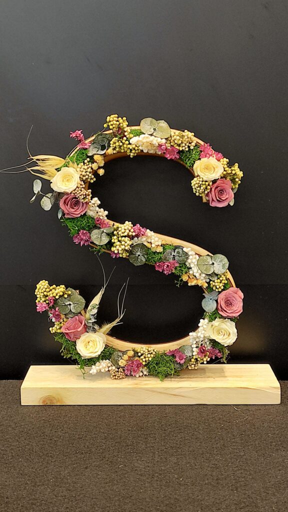 Letras con flores preservadas
