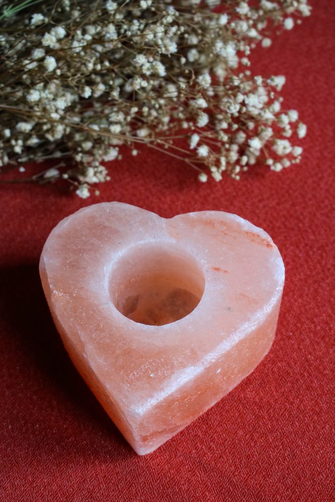 Portavelas corazón de sal rosa del Himalaya