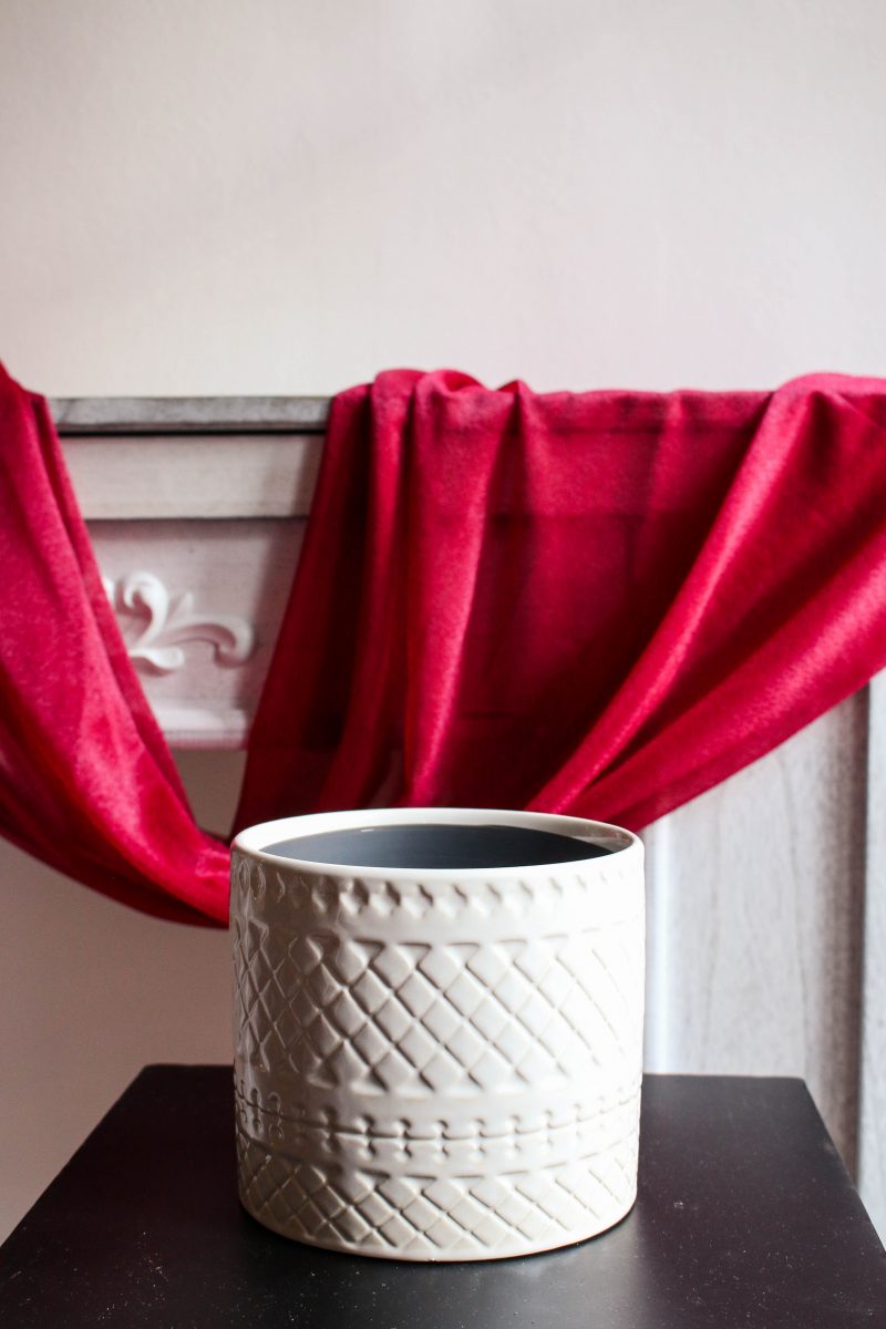 Macetero blanco con relieve - Imagen 2