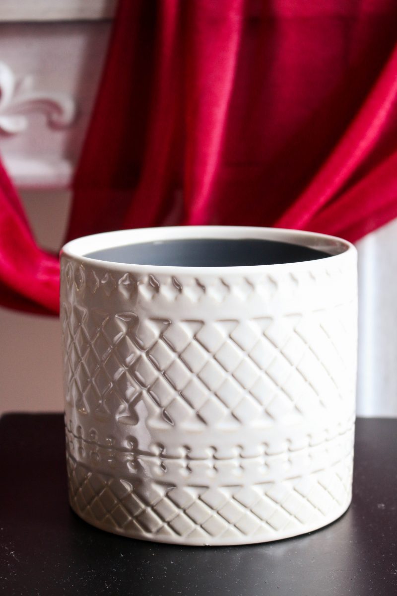 Macetero blanco con relieve