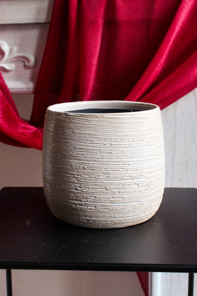 Macetero con Rayas en Relieve Blanco