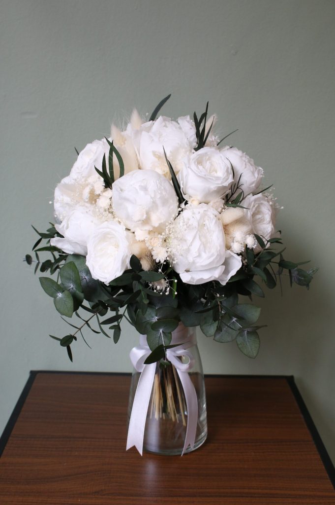 Ramo de novia de peonías y rosas inglesas