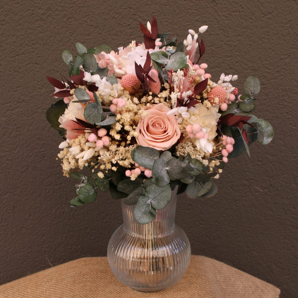 ramo de novia de rosas y hortensias preservadas